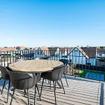 Stylish In With Pool And Garage Apartamento