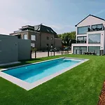 Stylish In With Pool And Garage *
