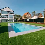 Stylish In With Pool And Garage Apartamento