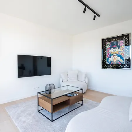 Stylish In With Pool And Garage Apartamento