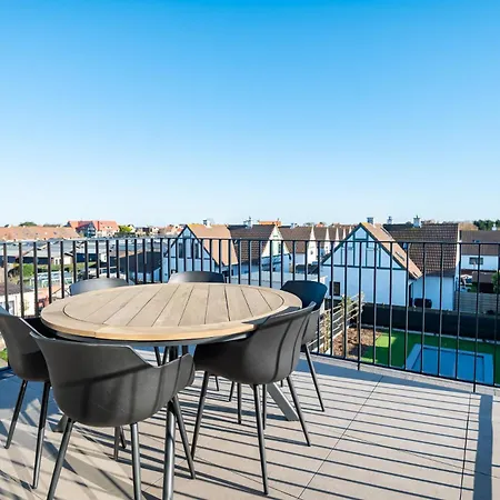 Stylish In With Pool And Garage Daire