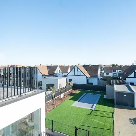 Stylish In With Pool And Garage Apartment *