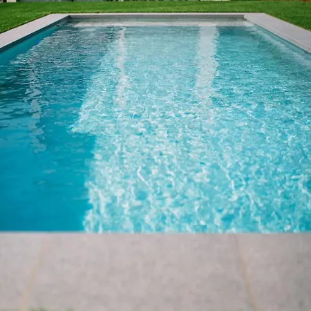 Stylish In With Pool And Garage Daire *