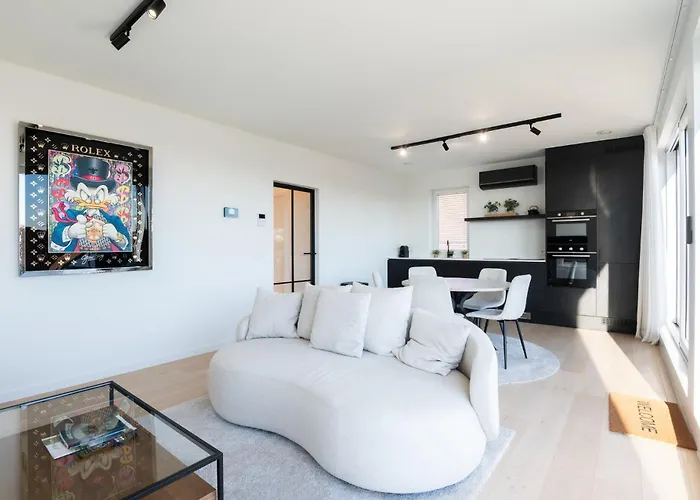 Stylish In With Pool And Garage