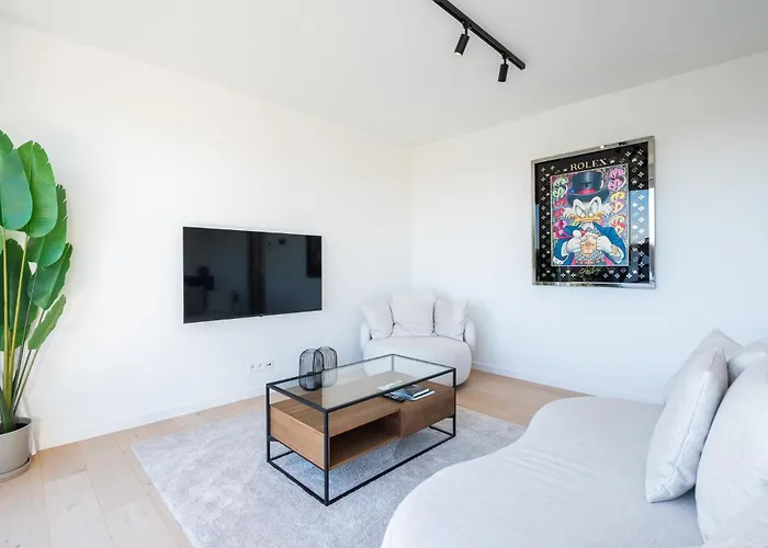 Stylish In With Pool And Garage Apartment