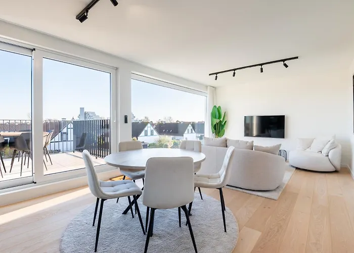 Stylish In With Pool And Garage Apartment *