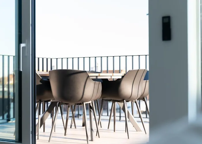 Stylish In With Pool And Garage *