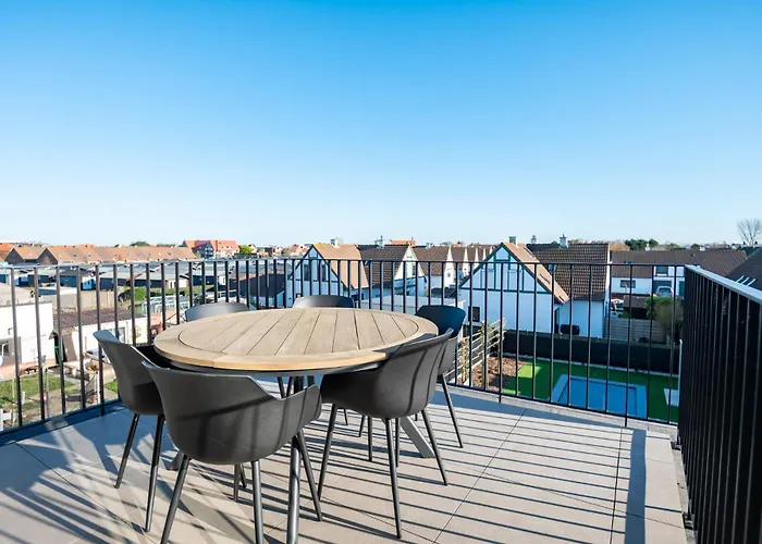 Stylish In With Pool And Garage Apartment