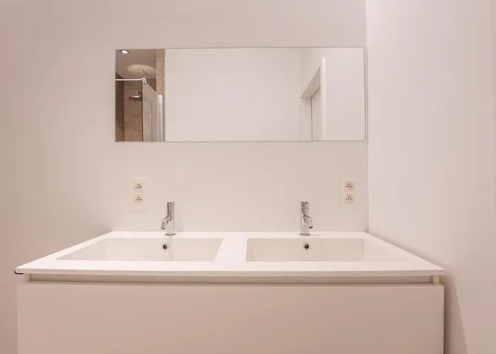 Stylish In With Pool And Garage *