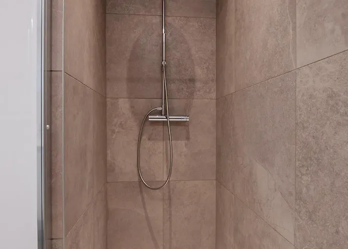 Stylish In With Pool And Garage Apartment *