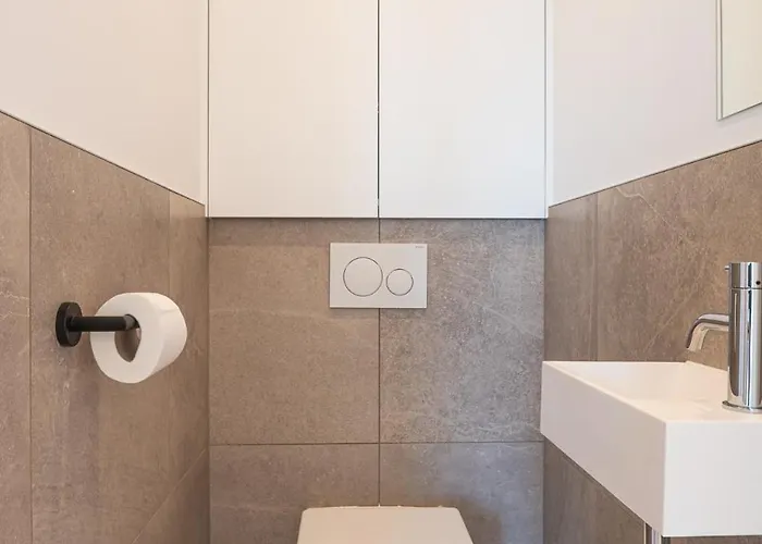 Stylish In With Pool And Garage Apartment *