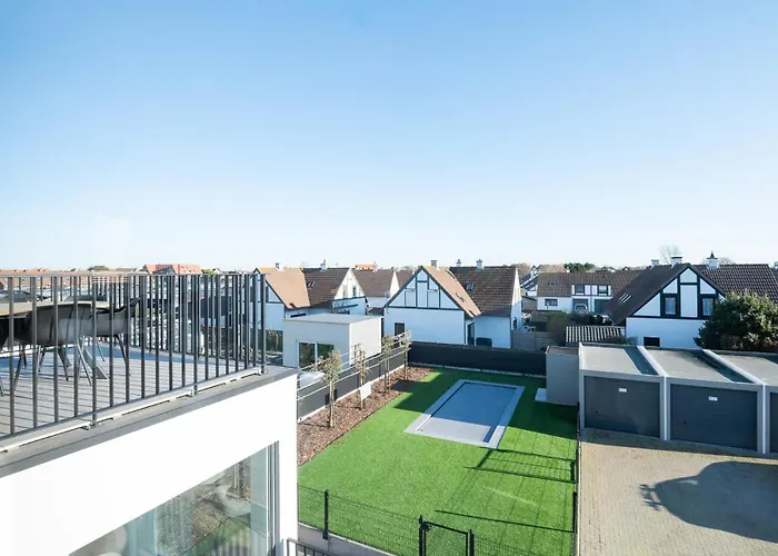 Stylish In With Pool And Garage Apartment *