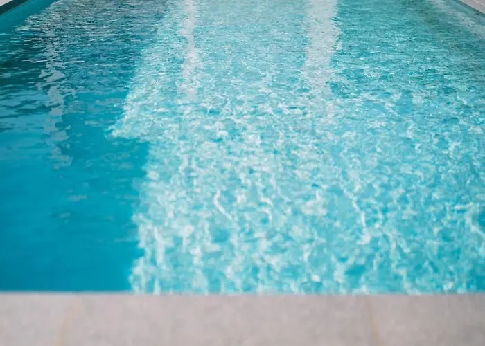 Stylish In With Pool And Garage Apartment *