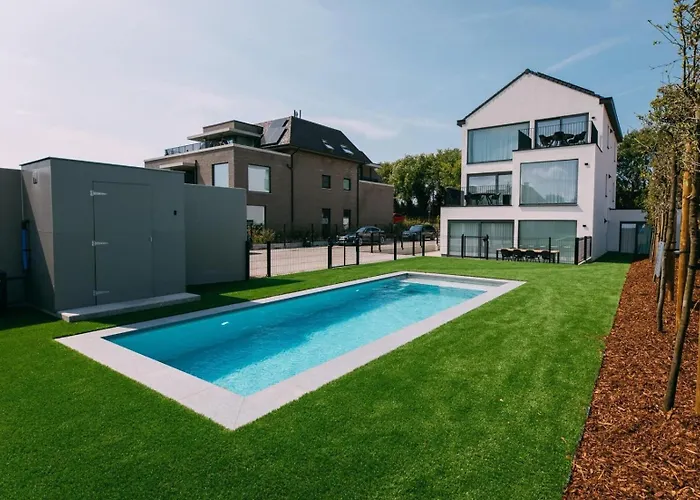 Stylish In With Pool And Garage *