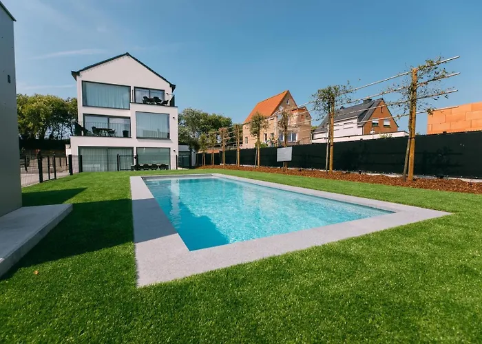 Stylish In With Pool And Garage Apartment